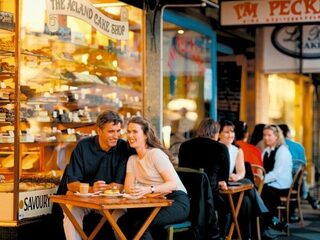 Hoe hippe koffietentjes de oude bewoners verdringen