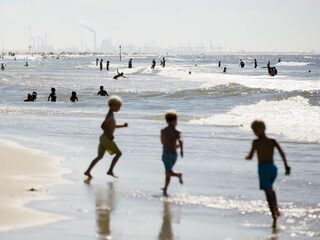 Afkoelen in de zee: 'Ga nooit alleen en neem iets mee dat drijft'