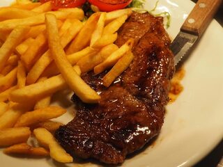 Je doodschamen als je een dikke vette biefstuk bestelt