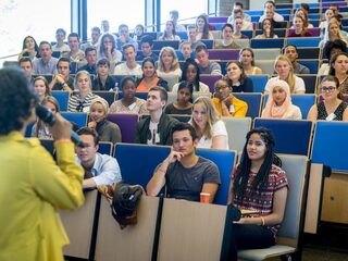 Minister Van Engelshoven wil af van bindend studieadvies voor eerstejaars