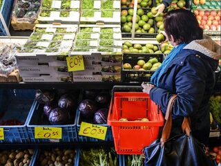 320.000 Nederlanders werken en zijn toch arm, hoe kan dat?