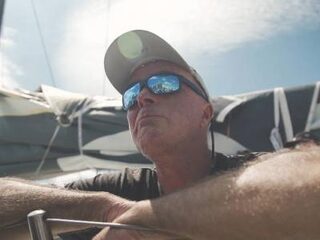 Schipper Bekking emotioneel en trots na winst in veelbewogen Volvo Ocean Race-etappe