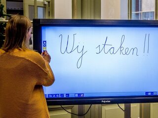 Onderwijsstaking gaat toch door, zegt AOb, voorzitter stapt op