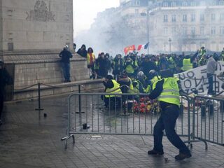 Podcast De Dag: waarom het protest in Parijs zo veel luider is dan in Den Haag