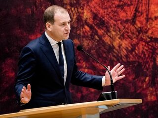 Asscher (PvdA) over KLM: 'Het is gênant dat een ruzie zo uit de hand loopt en dat het zo moeilijk was om salaris in te leveren'