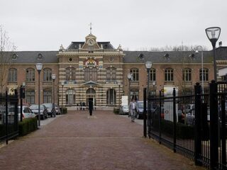 Gedetineerde moeders knuffelen kinderen weer na corona