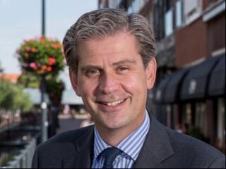 Petje af: Burgemeester Dordrecht gaat het gesprek aan op Twitter