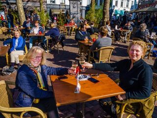 Deze zomer alleen terrassen na een negatieve coronatest? 5 vragen over het testen voor toegang