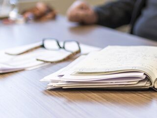 Slaaptekort? Deze wethouder sliep dagelijks een half uur op zijn stretcher