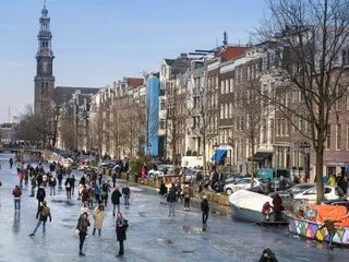 De wereld kijkt toe hoe Nederland op de grachten schaatst