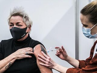 Verschilt Moderna van Pfizer? Vragen en antwoorden uit het coronaspreekuur