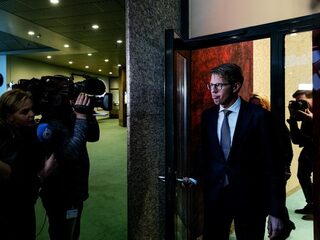 Meerderheid houdt vertrouwen in Dekker na beladen debat over zaak-Faber