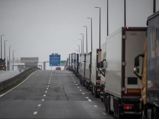 Lange files bij Calais door aanstaande Brexit: 'Groot Brittanië is aan het hamsteren geslagen'