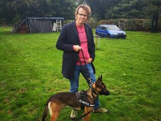 Presentator Henk van Steeg maakt alvast kennis met bijzondere gast