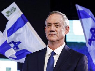 Benny zit Bibi op de hielen