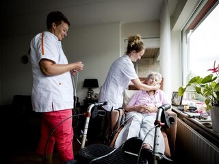 Verzuim en verloop zorgpersoneel 'schokkend' hoog