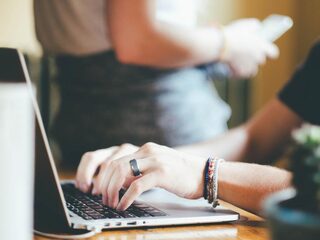 Waarom we onze taal moeten dekoloniseren