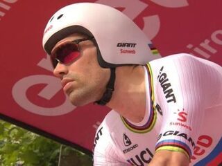 Tom Dumoulin wint openingsrit Giro D'Italia