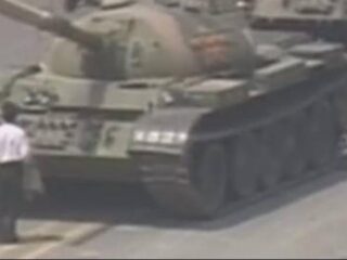 Terug naar Toen: Chinees met boodschappentasjes houdt colonne tanks tegen