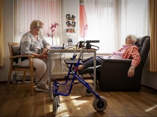 Podcast De Zomerdag: Als je je moeder uit het verpleeghuis haalt