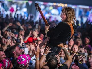 Scheten, eindeloos veel kilometers en lekker in je eigen bubbel: dit is het rock-'n-roll leven in een tourbus