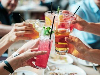 Cocktails maken voor je nieuwjaarsborrel: hier moet je op letten