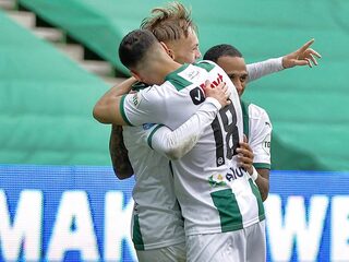 Remco Balk (FC Groningen) laat Ajax met lege handen achter