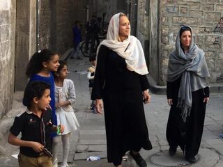 Floortje Dessing en hulpverleners Rode Kruis vast in Jemen