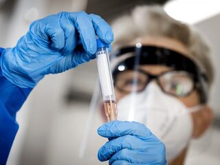 'Terug van vakantie en weer aan het werk? Verplicht testen!'