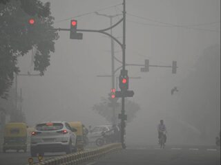 New Delhi gehuld in smog, miljoenen mondkapjes uitgedeeld en vluchten geannuleerd