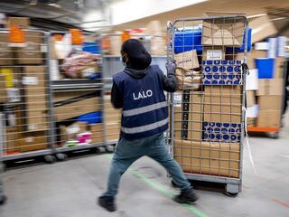 Kosten verzending voor webshops bij PostNL stijgen, bezorgers profiteren niet mee