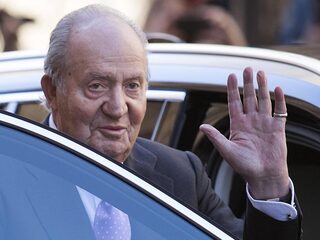 Omstreden oud-koning Juan Carlos vertrekt uit Spanje