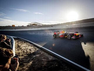 Verstappen rijdt eerste rondjes over vernieuwd circuit Zandvoort