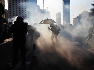 Staking legt Hongkong plat, politie zet weer traangas in tegen betogers