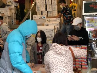 Run op mondkapjes in Hongkong, uitbraak coronavirus moeilijk in te dammen