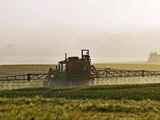 Toezichthouders schoven aanwijzingen kankerrisico glyfosaat terzijde
