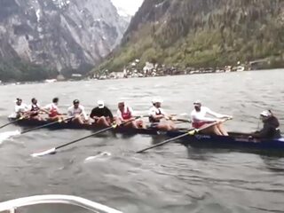 Roeiers van Holland Acht gaan kopje onder in ijskoud water in Oostenrijk