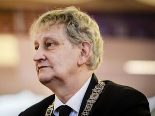 Het Troostlied voor Amsterdam, een jaar na overlijden Van der Laan