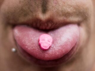 Gebruik harddrugs om je trauma te overwinnen