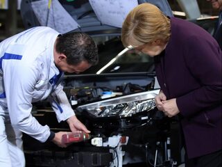 Merkel wil elektrische revolutie op Duitse wegen: miljoen laadpalen in 2030