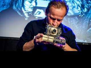 Winnaar Zilveren Camera fotografeert demente Alda 'zonder meekijkers'