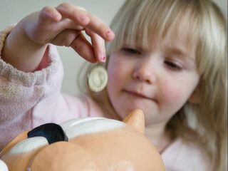Een op de zes schoolbesturen pot te veel geld op