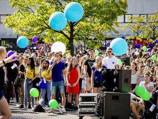 Stand.nl: 'De introductieweken in de stad moeten worden afgelast'