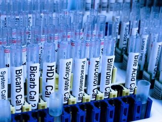 Aan het licht gebracht: Onze problematische relatie met de farmaceutische industrie