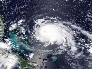 Kan je een orkaan van koers laten veranderen?