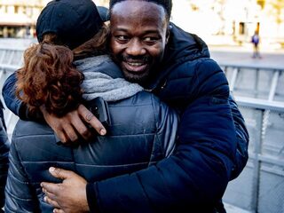 Frontman Kick Out Zwarte Piet ziet eigen kinderen niet met Pakjesavond vanwege bedreigingen