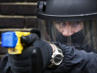 Moet de politie het stroomstootwapen gaan gebruiken? 'Geen wondermiddel'