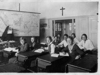 Rooms-katholieke meisjes werden opgevoed voor moeder én de universiteit