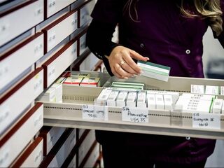 Voorraad is oplossing voor medicijntekorten maar wie betaalt?