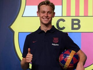 Frenkie-gekte in Barcelona: krantenkoppen, shirts en een bijzondere bus